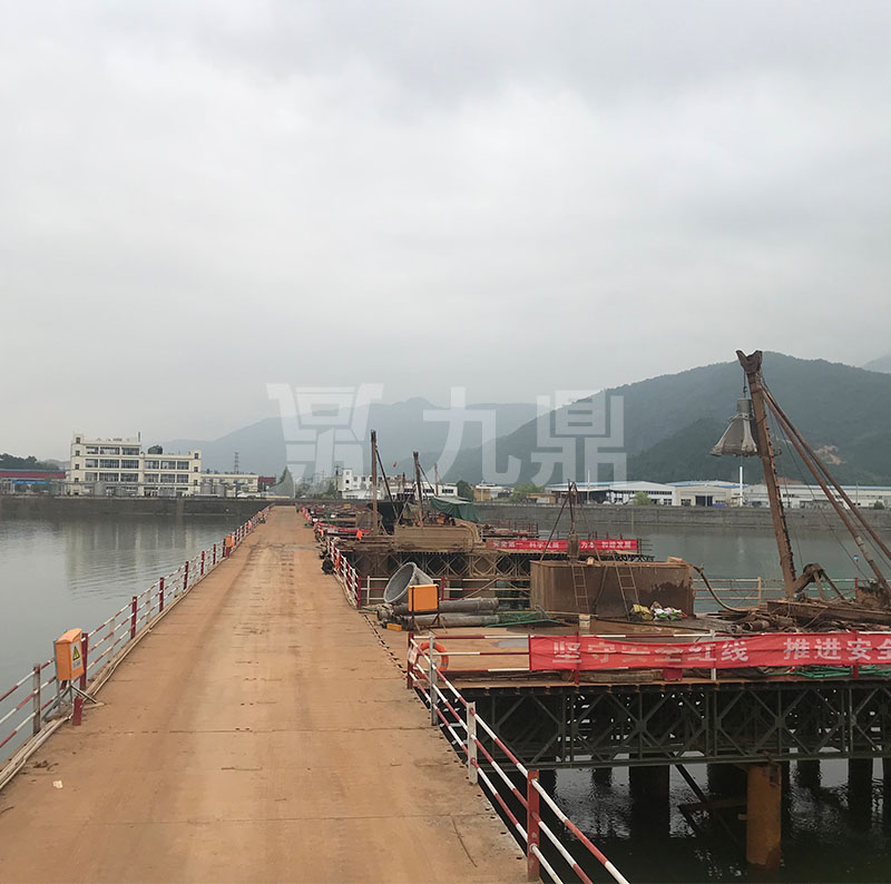 鋼平臺(tái)依靠立柱支撐于墻體